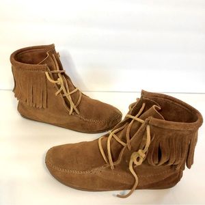 MINNETONKA MOCCASIN TRAMPER BOOTS DUSTY BROWN SIZE 5.5 CHILDREN SIZE 4